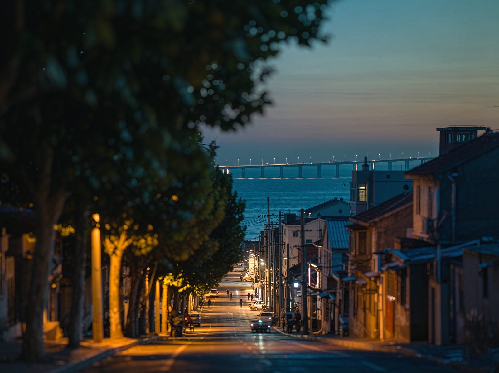 北方滨海城市黄昏街景，桥梁与老城街道